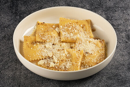 Равиоли с бурратой и трюфельным соусом