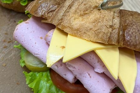 Сэндвич с домашней ветчиной