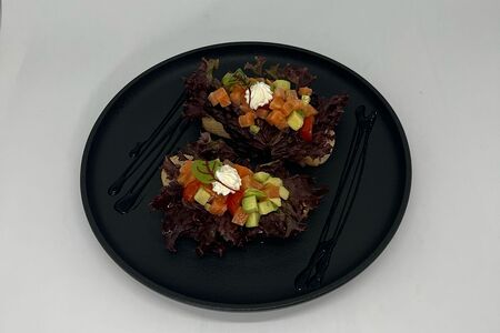 Брускетты с лососем и авокадо