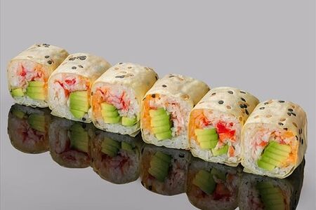 Ролл в маменори с камчатским крабом, авокадо и пряным соусом