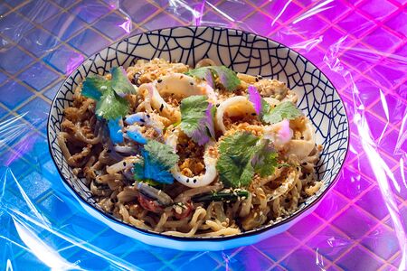 Лапша с кальмаром и мидиями в сливочно-чесночном соусе 