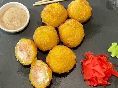 Шарики в темпуре с лососем и соус на выбор