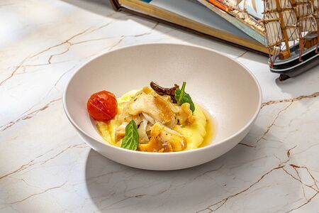 Трубач с луком конфи и картофельным пюре 