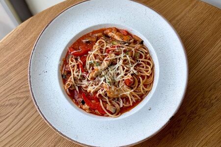 Томатные спагетти по-неаполитански с овощами