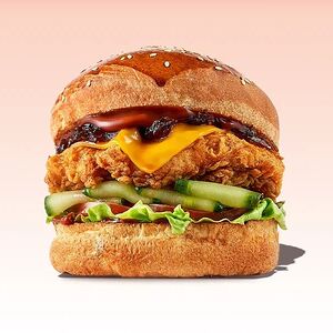 Криспи-бургер с цыпленком, карамелизированным луком и соусом Cola-BBQ