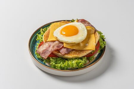 Панкейк американский с яйцом, беконом и соусом цезарь