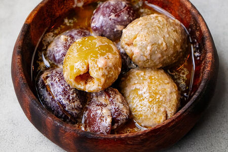 Битые оливки с соусом из греческого сыра