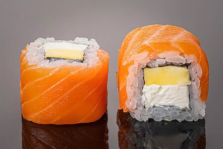 Ролл Филадельфия с лососем и манго