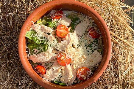 Паста шпинатная с курицей и кедровыми орешками