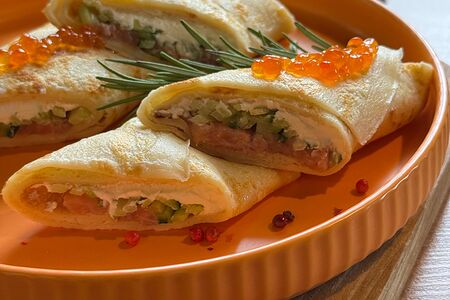 Блин со слабосоленым лососем , огурцом и икрой