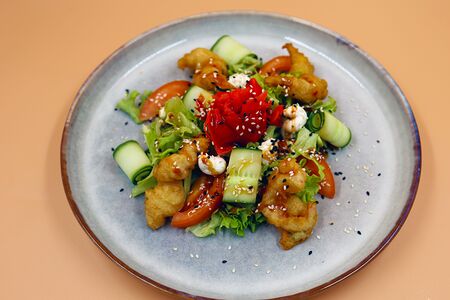 Салат с тигровой креветкой, имбирем, овощами и творожным сыром