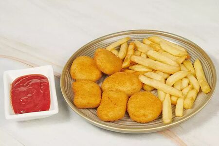 Куриные наггется с картофельным пюре и черри