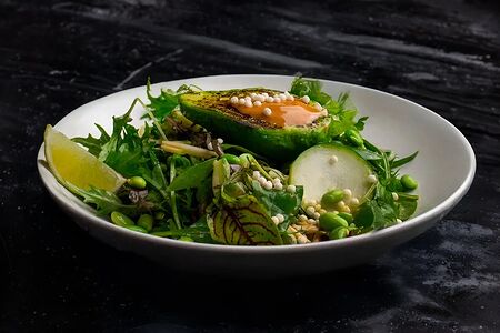 Зелёный салат с авокадо и орехово-кунжутным соусом
