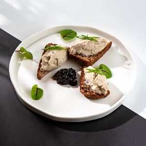 Паста из сельди на черном хлебе с конфитюром из лука