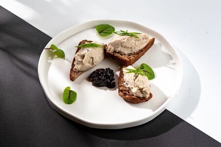 Риет из сельди на черном хлебе с луком конфи