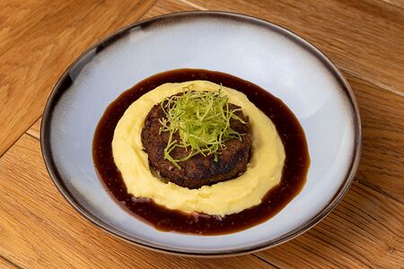 Котлета из мраморной говядины с трюфельным картофельным пюре