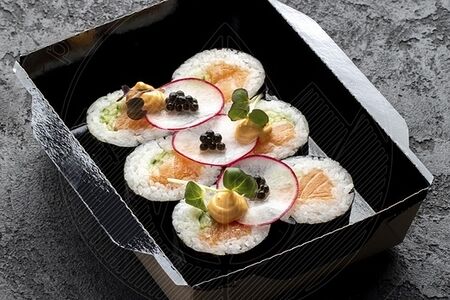 Ролл с лососем и Спайси соусом