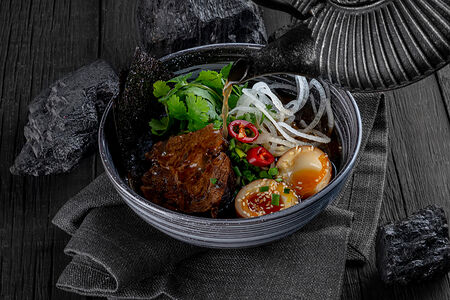 Рамен с томленым говяжьим коленом из печи