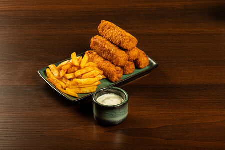 Фиш-чипс с картофелем фри и соусом тар-тар