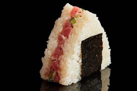 Онигири с тунцом