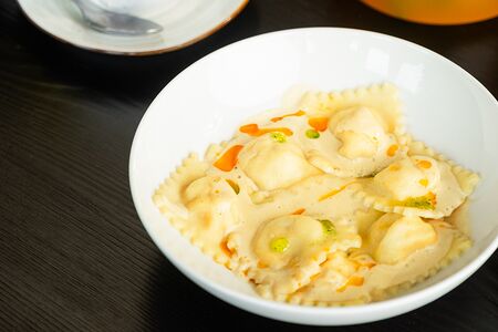 Равиоли с креветками и соусом биск