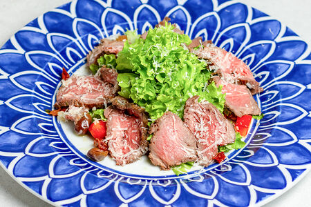 Салат с ростбифом, вялеными томатами и оливками таджасскими 