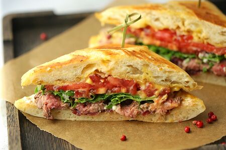 Сэндвич с говяжьей вырезкой