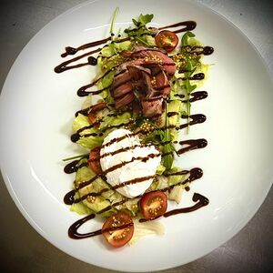 Салат с ростбифоми яйцом пашот