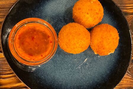 Сырные шарики с беконом и кисло-сладким соусом