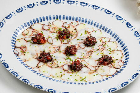 Карпаччо осьминог с томатной сальсой