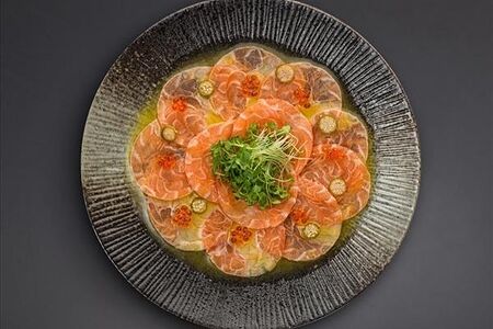 Карпаччо из лосося с икрой форели
