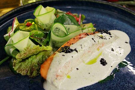 Стейк из лосося с соусом дорблю