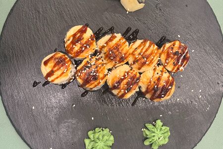 Запеченный ролл с лососем