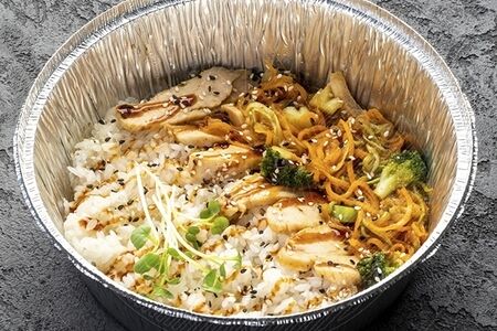 Горячий рис с куриным бедром и овощами