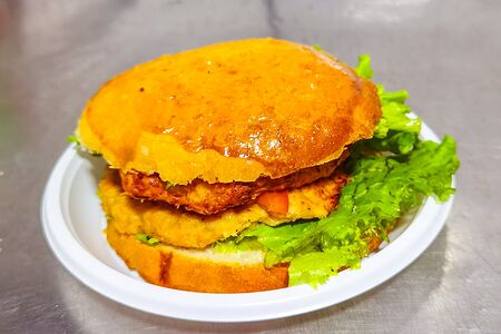 Бургер с двойной куриной котлетой