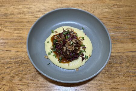 Томленые телячьи щечки с сырным картофельным пюре и жареным во фритюре луком