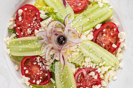 Салат из свежих овощей с козьим сыром