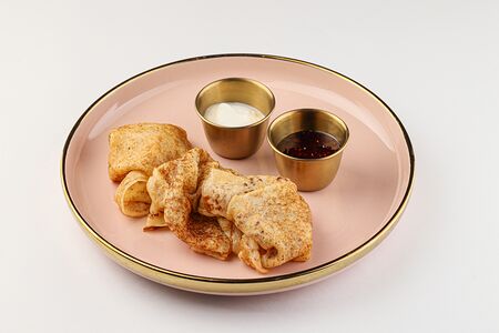 Блины с малиновым джемом