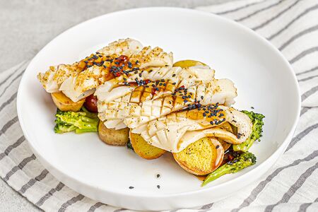 Кальмар гриль с картофелем