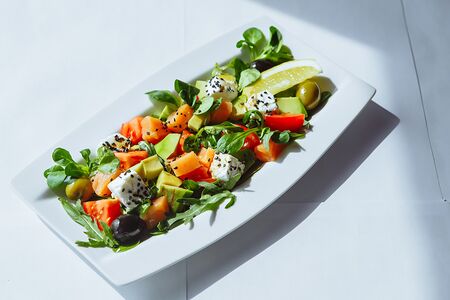 Зелёный салат с лососем и сыром Фета