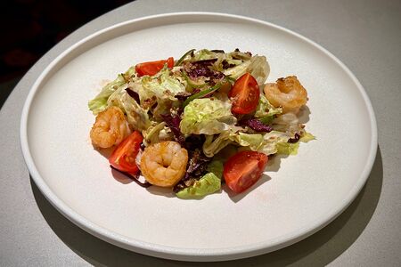 Салат с креветками и киноа 