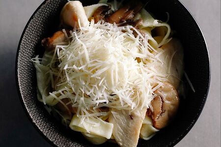 Паста с курицей и грибами