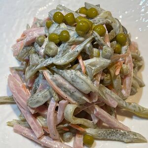 Салат из ветчины с корнишонами