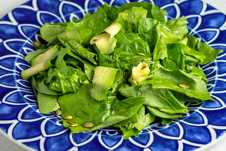 Зеленый салат со шпинатом и авокадо