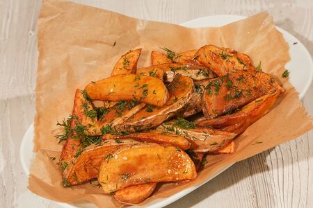 Картофель по-деревенски с чесночком и зеленью