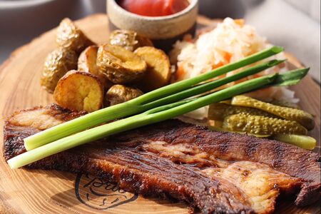 Говяжий брискет с картофельными дольками