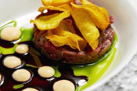 Тартар из говяжьей вырезки с кунжутным айоли