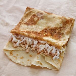 Блинчик с курицей, сыром и соусом на выбор