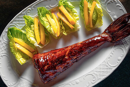 Хвост черной трески, соус из угря и зеленый салат