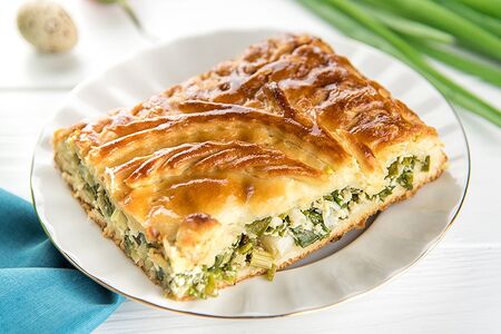С зеленым луком и яйцом Половина пирога